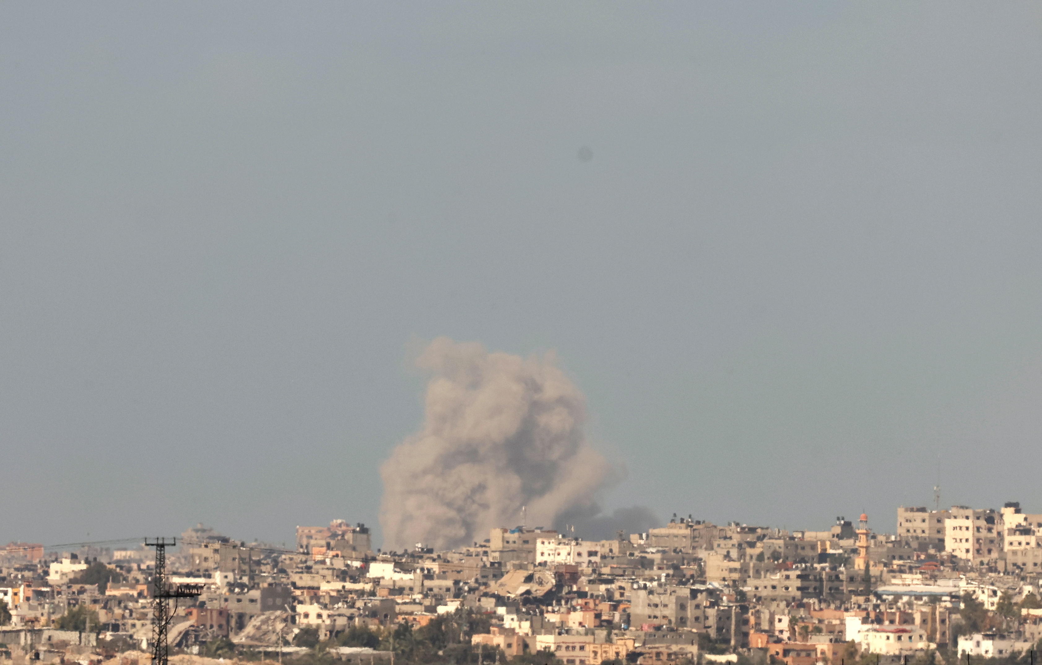 Be'eri (Israel), 21/11/2023.- An Israeli Navy ship (R) sails on the horizon as smoke rises after an explosion on the outskirts of Gaza city, as seen from Be'eri, southern Israel, 21 November 2023. As part of Israel's 'ground operations' in the Gaza Strip, Israeli military aircraft struck approximately 250 Hamas targets over the last day, the IDF announced on 21 November. More than 12,500 Palestinians and at least 1,200 Israelis have been killed, according to the Israel Defense Forces (IDF) and the Palestinian health authority, since Hamas militants launched an attack against Israel from the Gaza Strip on 07 October, and the Israeli operations in Gaza and the West Bank which followed it. EFE/EPA/ATEF SAFADI