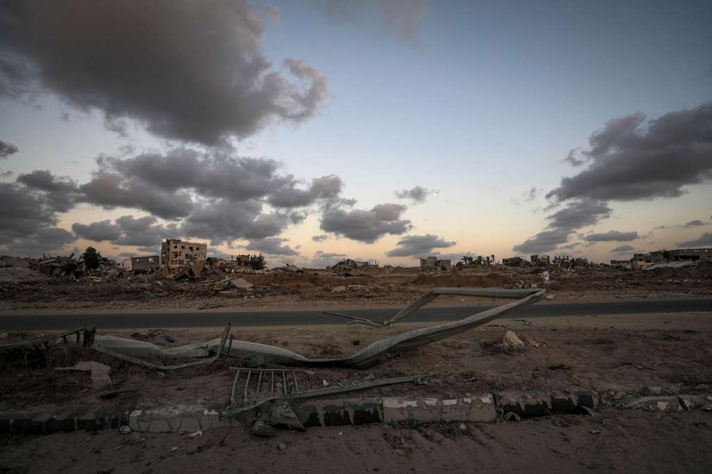 Khan Yunis (-), 15/09/2024.- A view of destroyed buildings in Khan Yunis, southern Gaza Strip, 15 September 2024. According to the UN, at least 1.9 million people (or nine in ten people) across the Gaza Strip are internally displaced, including people who have been repeatedly displaced. Since October 2023, only about 11 percent of the Gaza Strip has not been placed under Israeli-issued evacuation orders, the UN aid coordination office OCHA said. More than 41,000 Palestinians and over 1,400 Israelis have been killed, according to the Palestinian Health Ministry and the Israel Defense Forces (IDF), since Hamas militants launched an attack against Israel from the Gaza Strip on 07 October 2023, and the Israeli operations in Gaza and the West Bank which followed it. EFE/EPA/MOHAMMED SABER