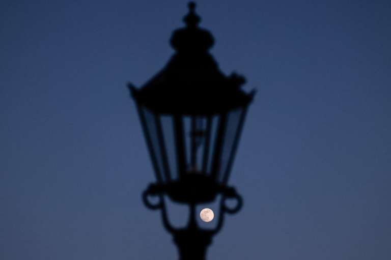 A medida que la Luna va entrando más en la penumbra, el oscurecimiento se vuelve más evidente. En algunos casos, si una gran parte de la Luna entra en la penumbra, se puede observar una diferencia notable en su brillo.