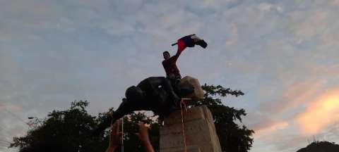 Paro Nacional en Cali: pueblo Misak derribó la estatua de Sebastián de Belalcázar