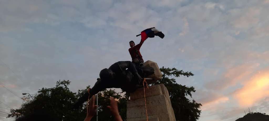 Paro Nacional en Cali: pueblo Misak derribó la estatua de Sebastián de Belalcázar