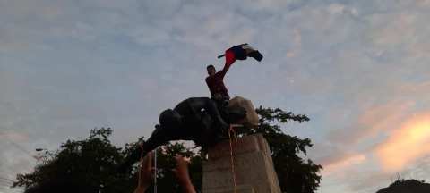 Paro Nacional en Cali: pueblo Misak derribó la estatua de Sebastián de Belalcázar