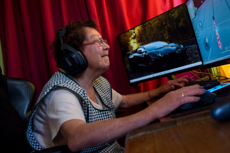 La abuela “gamer” de Chile que combate la soledad con los videojuegos en línea