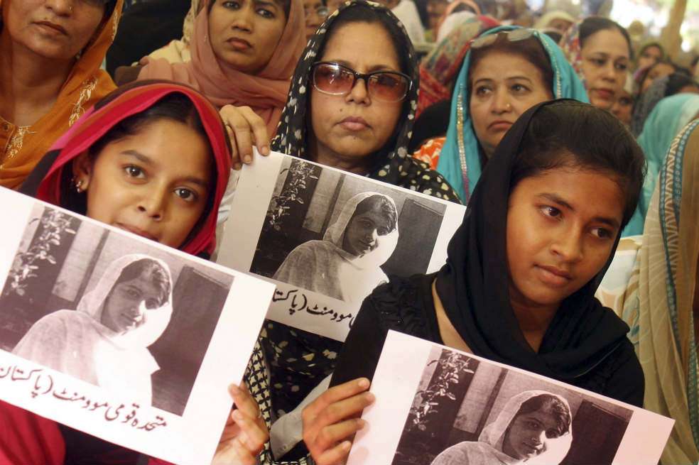 Mujeres paquistaníes se manifiestan en contra del ataque de los talibanes a Malala Yousafzai. / EFE
