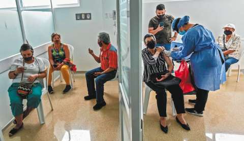Llegan 326.000 vacunas de AstraZeneca