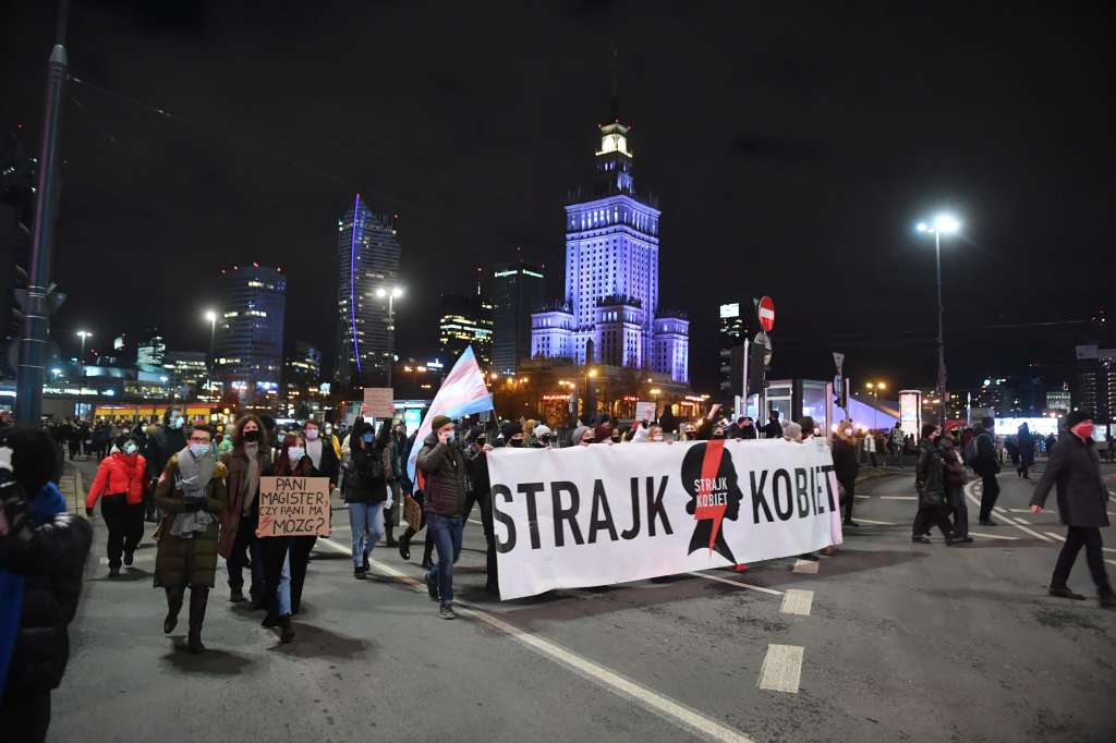 Cientos de personas salieron a las calles de Varsovia para protestar contra el Gobierno.