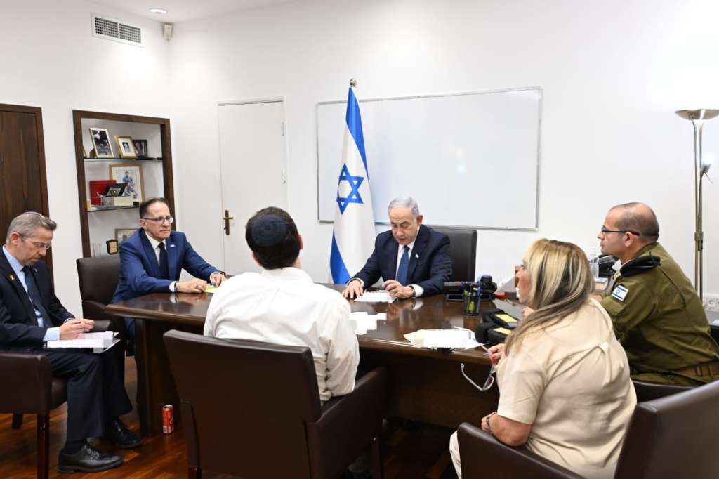 JERUSALÉN (ISRAEL), 30/07/2024.- El primer ministro israelí, Benjamín Netanyahu, se encuentra en una "evaluación de seguridad" en la sede militar de Kirya, en Tel Aviv, tras el ataque de Israel este martes en Beirut, aparentemente dirigido contra el comandante de Hizbulá, Fuad Shukr. El Ejército israelí confirmó haber bombardeado Beirut en una operación dirigida contra el "comandante responsable del asesinato de niños en Majdal Shams" -en referencia al ataque atribuido a Hizbulá el sábado en esa ciudad drusa de los Altos del Golán, en el que murieron 12 menores de entre 10 y 16 años- "y numerosos civiles israelíes". EFE/GPO/Haim Zach SÓLO USO EDITORIAL, PERMITIDO SU USO SÓLO EN RELACIÓN A LA INFORMACIÓN QUE APARECE EN EL PIE DE FOTO (CRÉDITO OBLIGATORIO)
