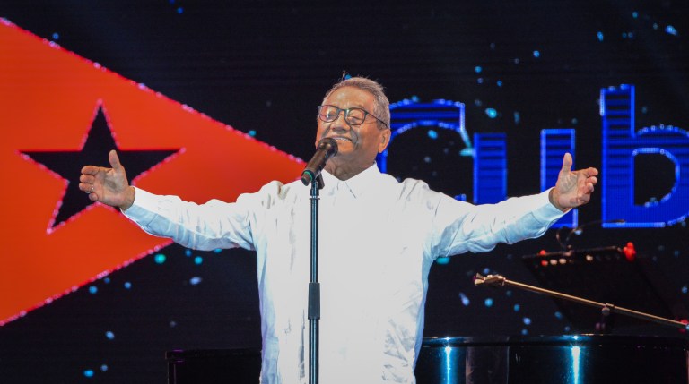 Mejora la salud del compositor mexicano Armando Manzanero