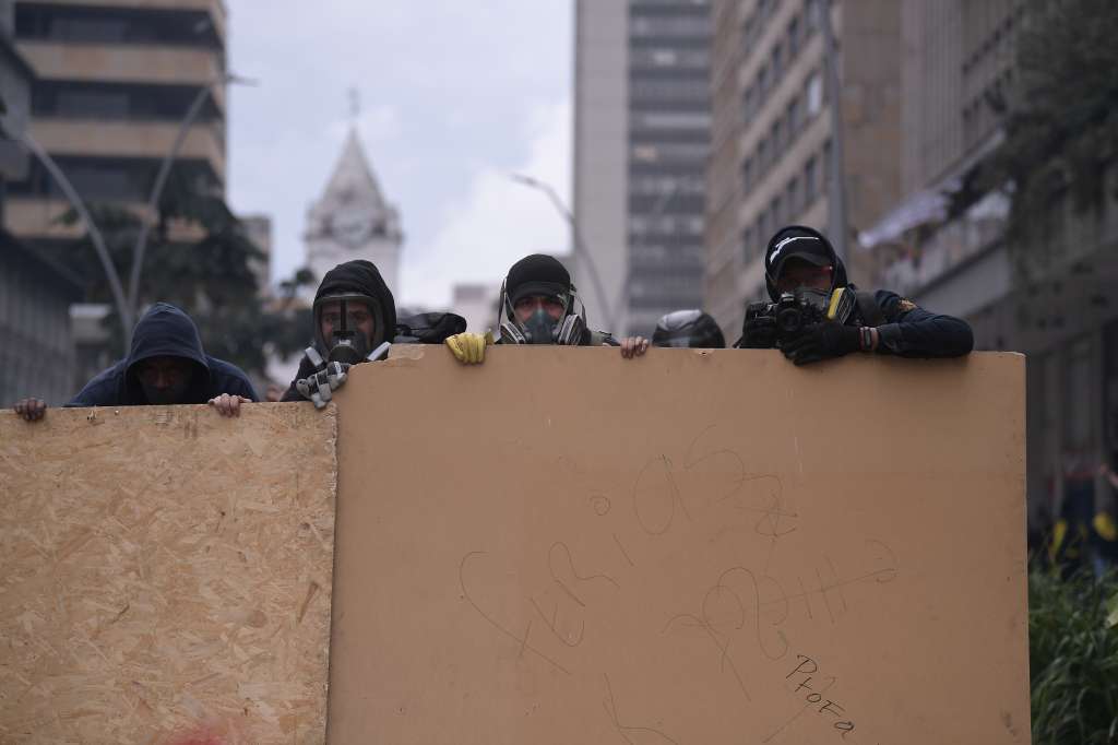 Protestas, disturbios y altercados entre estudiantes y centrales obreras con el ESMAD, en el centro de Bogotá.