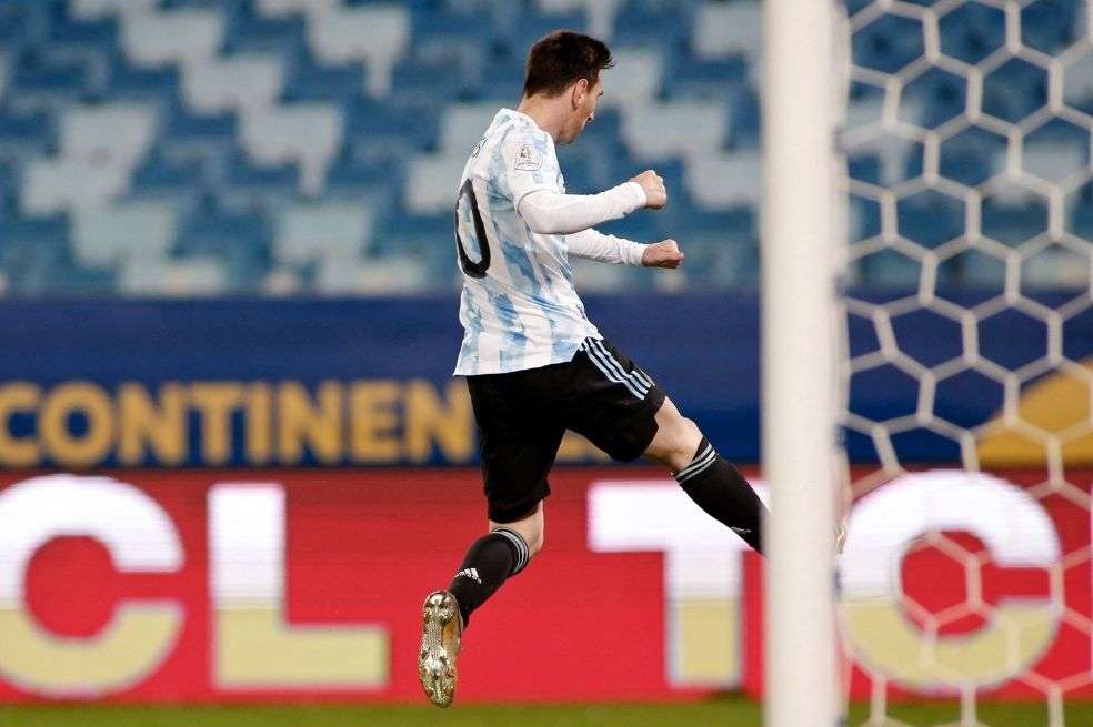 Lionel Messi celebra su doblete en el primer tiempo del partido.