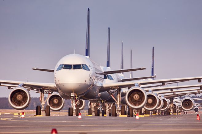 Con la autorización del Gobierno a los vuelos nacionales pilotos desde los aeropuertos de Rionegro y Bogotá, parece cercana la posibilidad de una reapertura del sector de aviación en el país. Las pérdidas por la pandemia del COVID-19 serían de US$84.000 millones para las aerolíneas en el mundo, sin contar la pérdida de empleos en el sector del turismo que se estima afectará entre 100 a 120 millones de personas a nivel global.