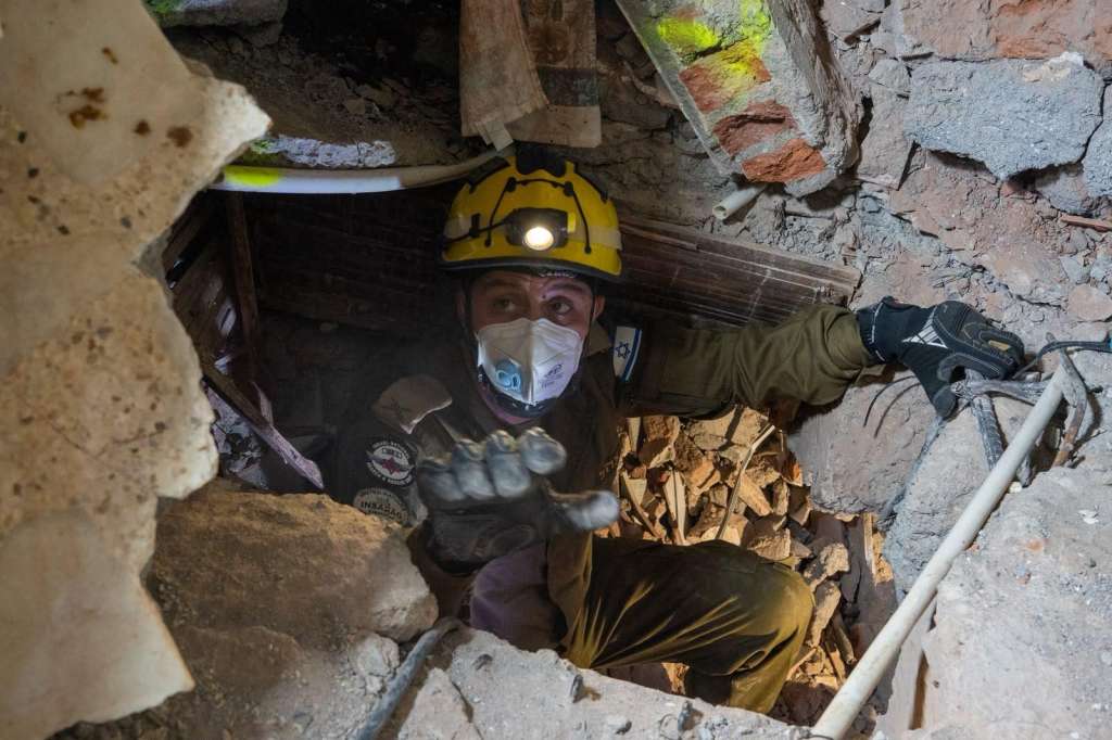 Miembros de la delegación israelí trabajan en las labores de búsqueda y rescate en Cali.