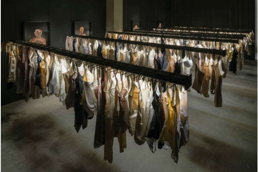 Aquí aparece la materialidad de sus obras en objetos usados y desechados, adaptados a un entorno y espacio favorable que reinventa en la museografía que lo acompaña hace más de 15 años. / Oscar Monsalve