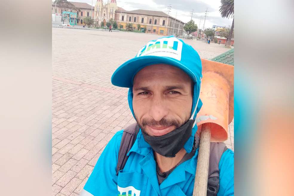 Jose recoge hasta 300 bolsas de basura en las zonas más caóticas de la ciudad. Siempre con su frente en alto y una sonrisa en sus labios.