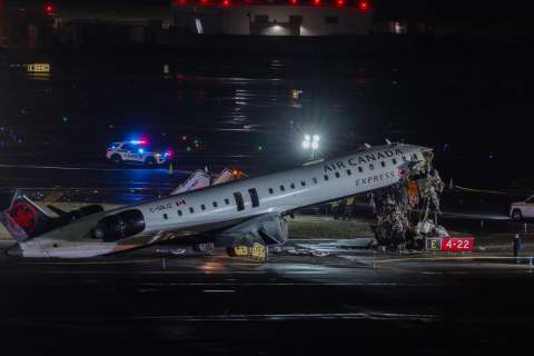 Avión de Air Canada Express choca contra camión en Nueva York y deja dos muertos