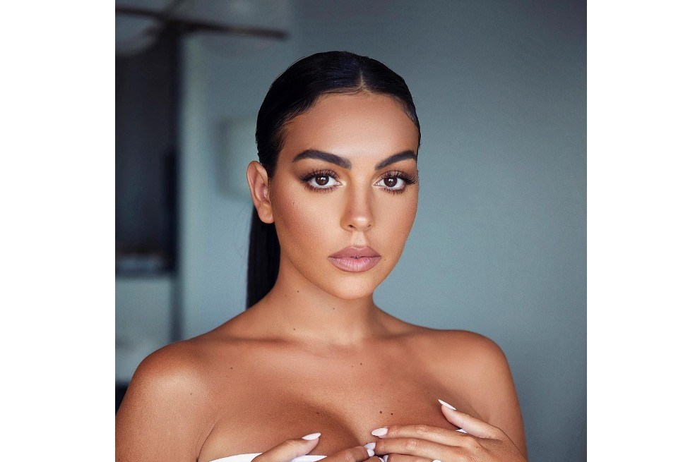 Georgina es considerada una de las mujeres más bellas del mundo. Sus fotos y videos en redes sociales presumiendo su escultural cuerpo, dejan con la boca abierta a más de uno. No obstante, muchos de sus fanáticos aseguran que se ha sometido a varios procedimientos quirúrgicos pues ahora luce completamente diferente.