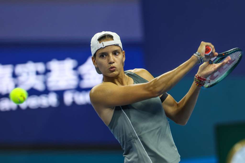 BEIJING (China), 27/09/2025.- Emiliana Arango of Colombia in action during women's singles round of 64 match against Zheng Qinwen of China at the China Open tennis tournament in Beijing, China, 27 September 2025. (Tenis) EFE/EPA/WU HAO
