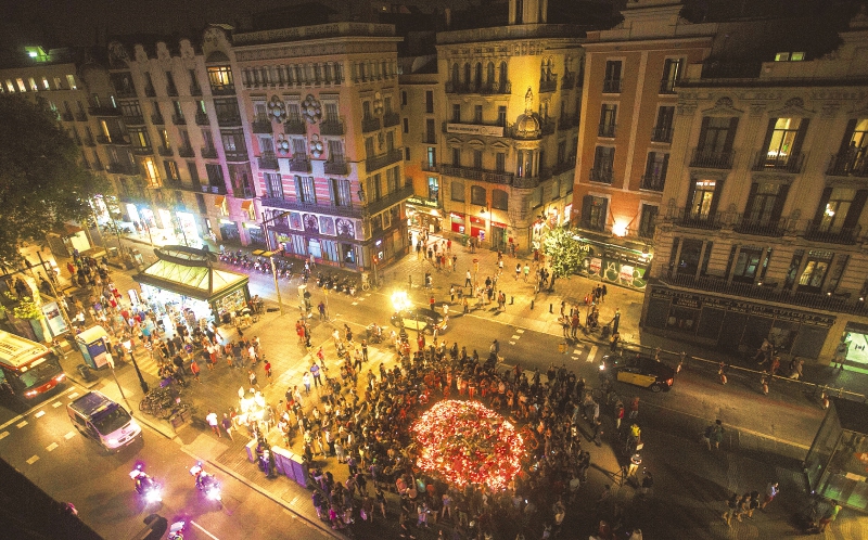 Imagen de la reunión de algunos de los familiares de las víctimas, luego del aentado del jueves pasado en Barcelona.