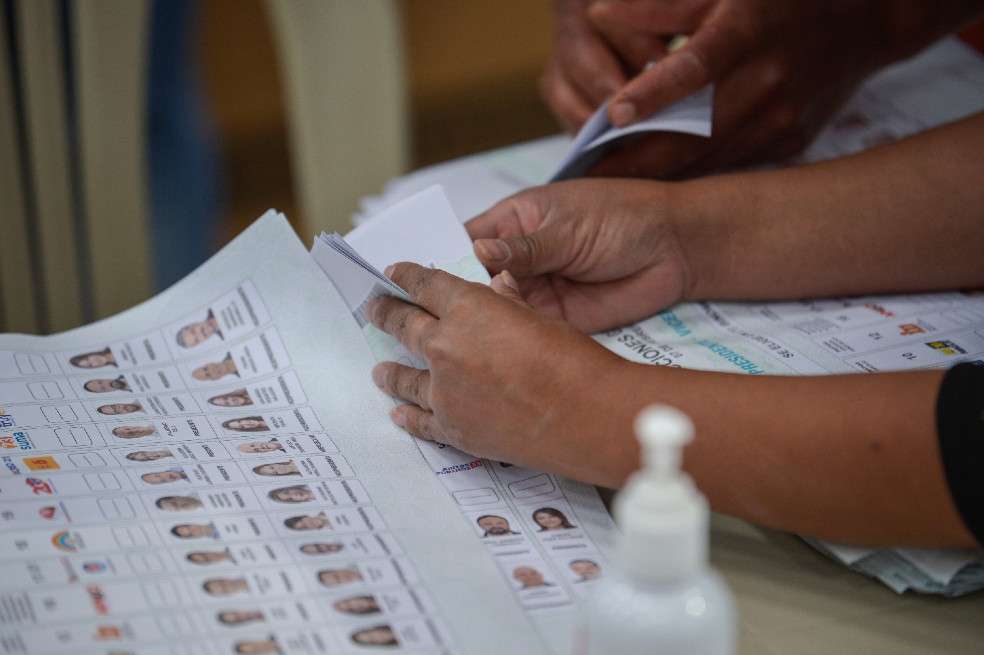 Members of the Electoral National Council carry out the recount of votes that present inconsistencies after Ecuador's general elections at the Provincial Electoral Delegation of Pichcincha in Quito, on February 8, 2021. Ecuador's presidential front-runner Andres Arauz called for national unity ahead of a second round run-off in April as the battle hots up to face him. /