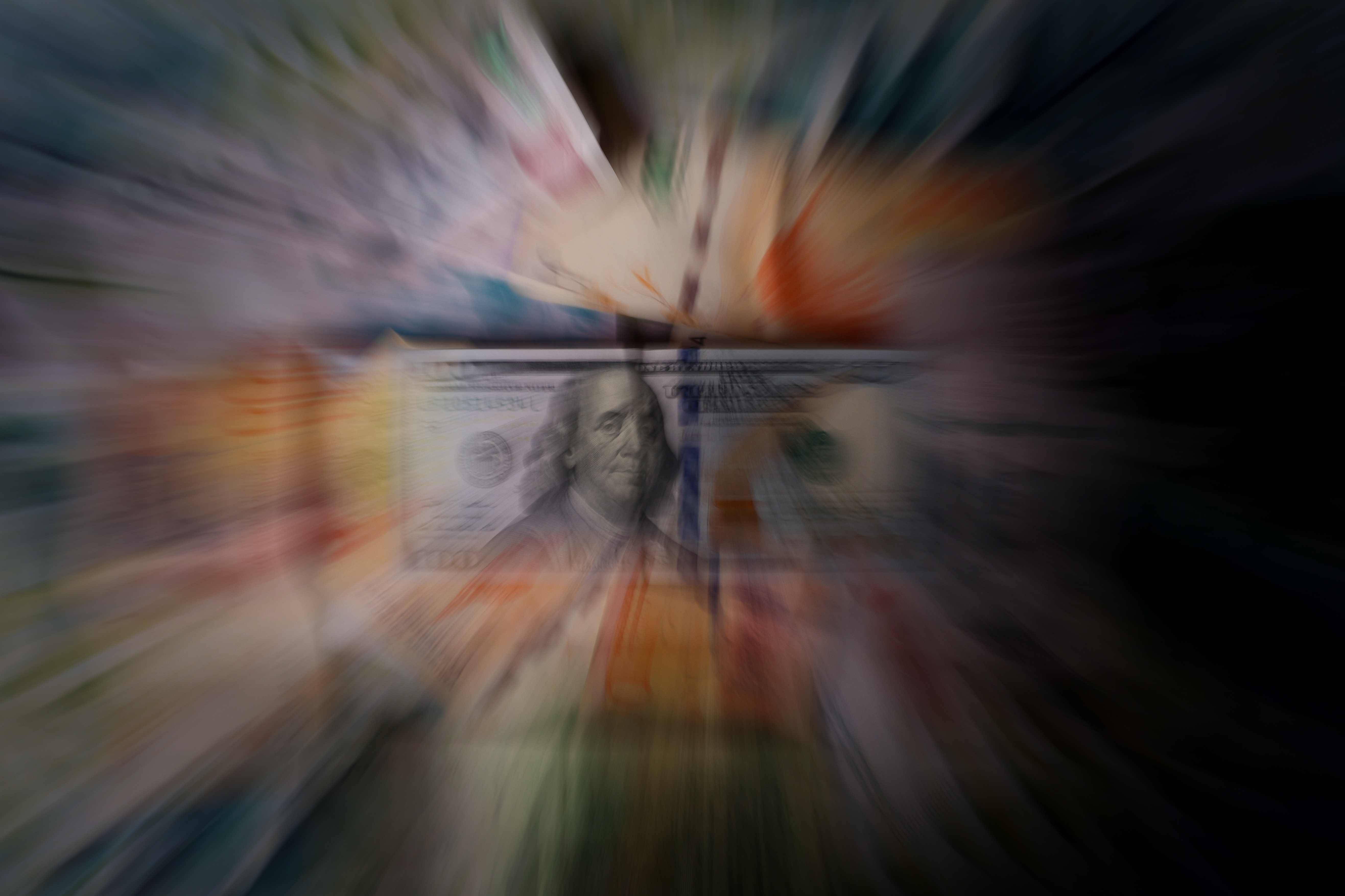 AME4421. BUENOS AIRES (ARGENTINA), 01/04/2025.- Fotografía de un dolar este martes, en Buenos Aires (Argentina). Argentina es una economía bimonetaria 'de hecho', en la que, si bien hay una moneda propia, es el precio del dólar estadounidense el que determina las decisiones cotidianas de inversores, empresas y familias, una obsesión forjada al calor de las recurrentes crisis financieras del país suramericano. EFE/ Juan Ignacio Roncoroni
