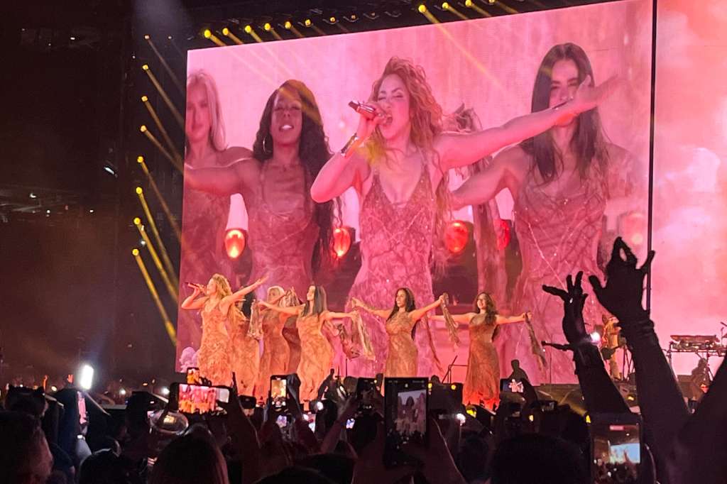 AME8543. NUEVA JERSEY (ESTADOS UNIDOS), 15/05/2025.- La cantante colombiana Shakira canta durante un concierto de su gira 'Las mujeres ya no lloran world tour' este jueves, en el MetLife Stadium en Nueva Jersey (Estados Unidos). EFE/ Nora Quintanilla