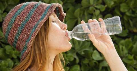 ¿Cuánta cantidad de agua debes tomar al día?