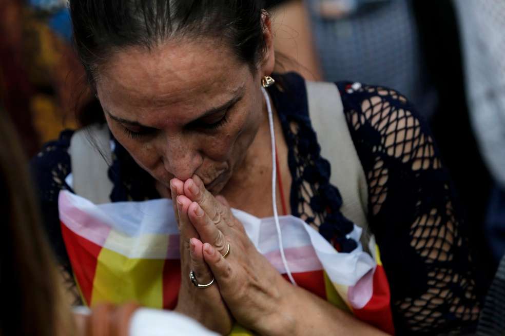 Una mujer reza antes de la declaratoria de independencia; nadie sabe qué puede seguir. / AFP