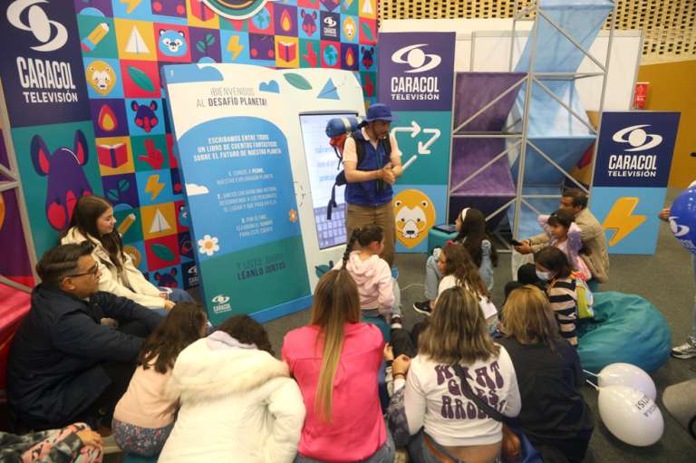 Stand Caracol Televisión en la Feria del libro