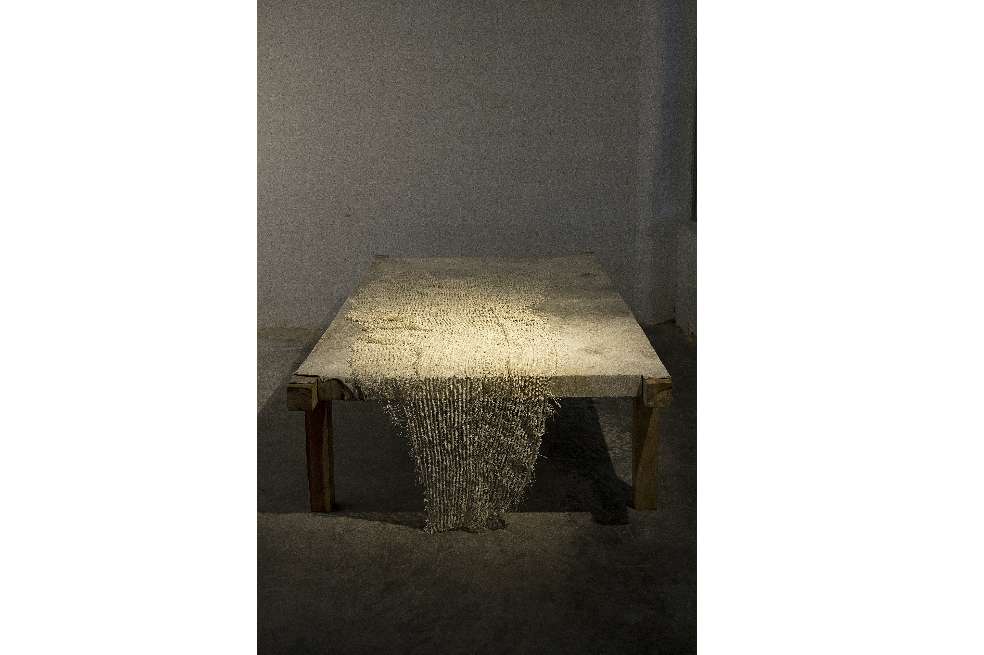 “Cuja”, de Juliana Góngora. Cama artesanal. Marco en madera forrado con cuero de vaca. Sábana tejida con granos de arroz e hilo. Dimensiones cuja:1,80cms x 1,10 cms / Dimensiones sábana con granos de arroz: 2mts x 80 cms. 2015 - 2016