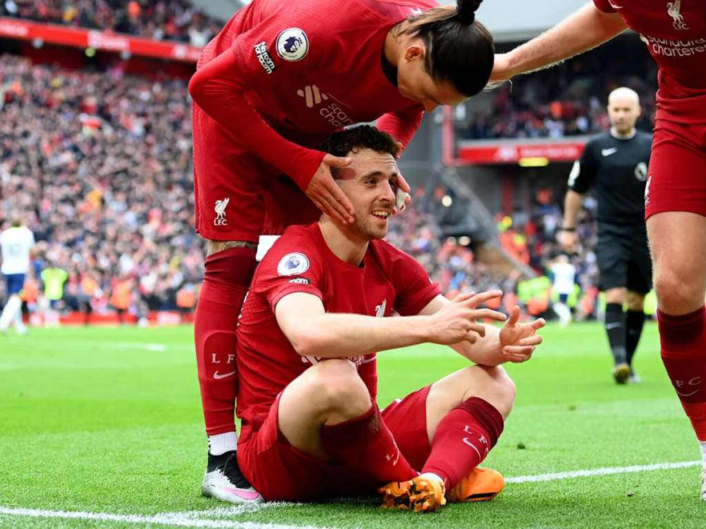 Diogo Jota celebra un gol con el Liverpool simulando que juega videojuegos.