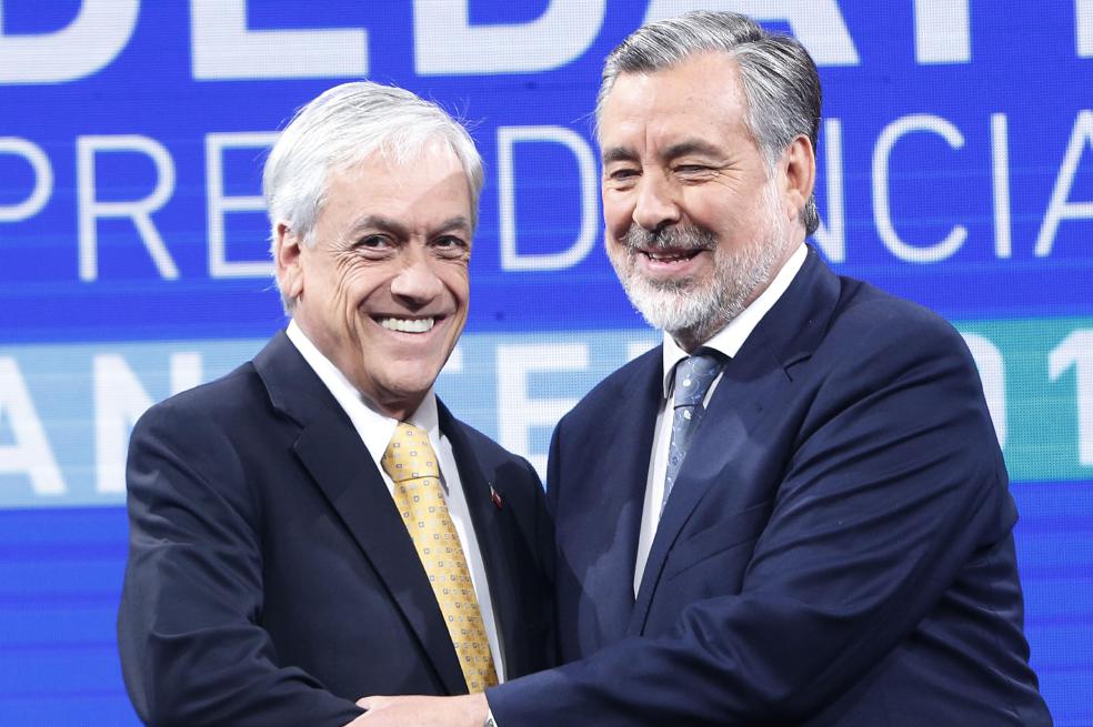 Los candidatos a la Presidencia de Chile, Sebastián Piñera (izq.) y Alejandro Guillier. / EFE