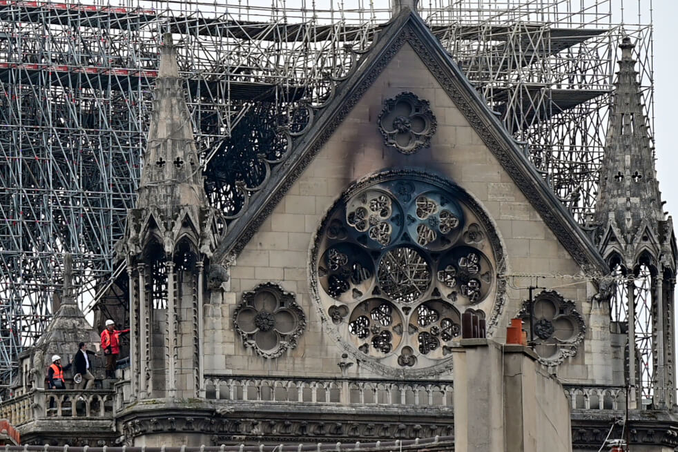 Extinguidas las llamas, se hace el balance de las pérdidas en la catedral de Notre Dame, en París. / AFP