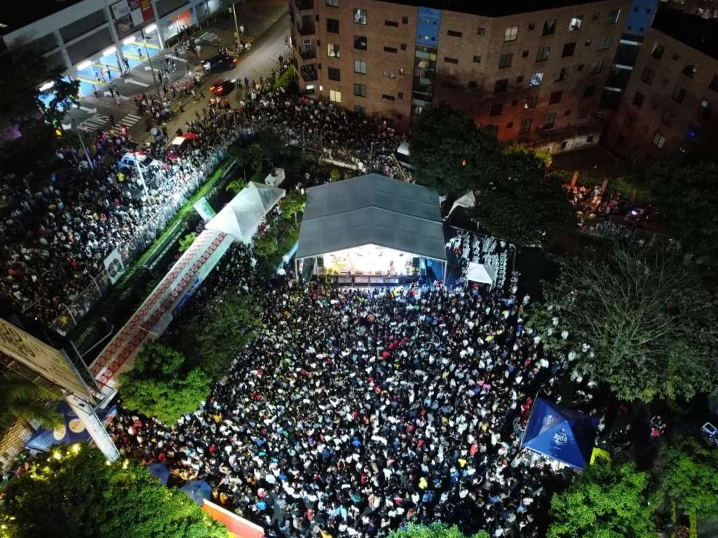 Toma aérea de concierto
