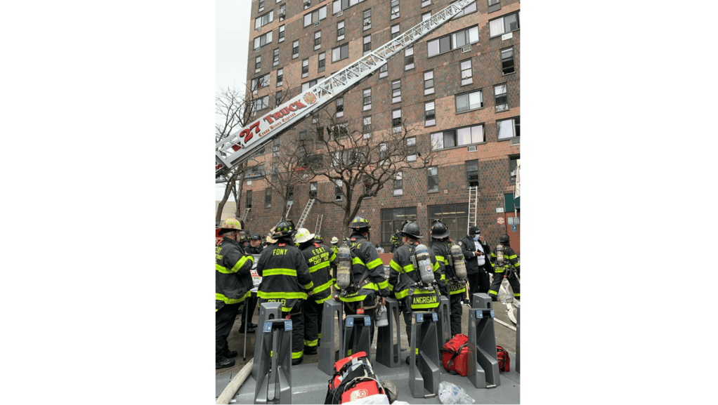 Imágenes de la emergencia siendo atendida por el departamento de bomberos de Nueva York.