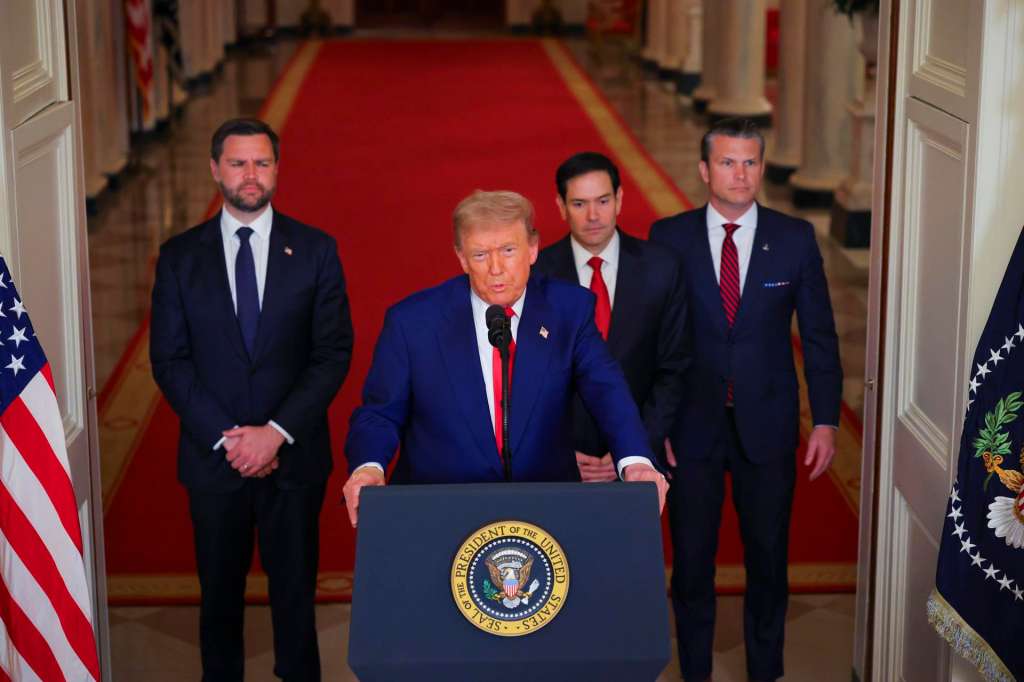 Washington (United States), 22/06/2025.- US President Donald Trump delivers an address to the nation at the White House in Washington, DC, USA, 21 June 2025, following US strikes on Iran's nuclear facilities. EFE/EPA/Carlos Barria / POOL