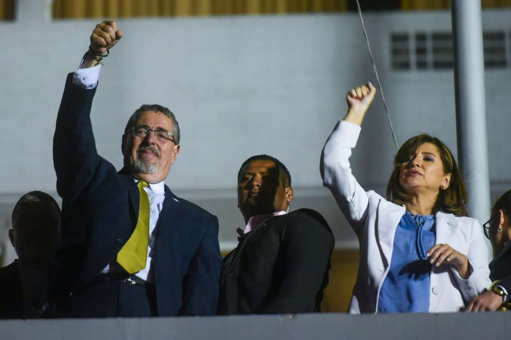 AME3141. CIUDAD DE GUATEMALA, 21/08/2023.- El presidente electo de Guatemala, Bernardo Arévalo (i), junto a la vicepresidenta Karin Herrera en Ciudad de Guatemala (Guatemala). Guatemala decidió este domingo un cambio de rumbo con la elección del académico Bernardo Arévalo de León como su nuevo presidente para el período 2024-2028 y un nuevo rechazo a la candidatura de la ex primera dama Sandra Torres Casanova, el tercero en fila. EFE/ Esteban Biba