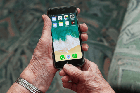 5 celulares que son la mejor opción para los adultos mayores