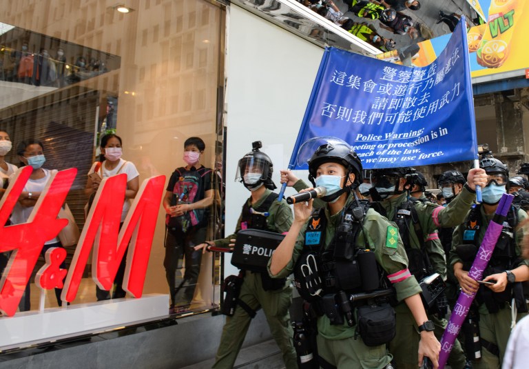 La policía de Hong Kong arrestó a decenas de políticos opositores y activistas