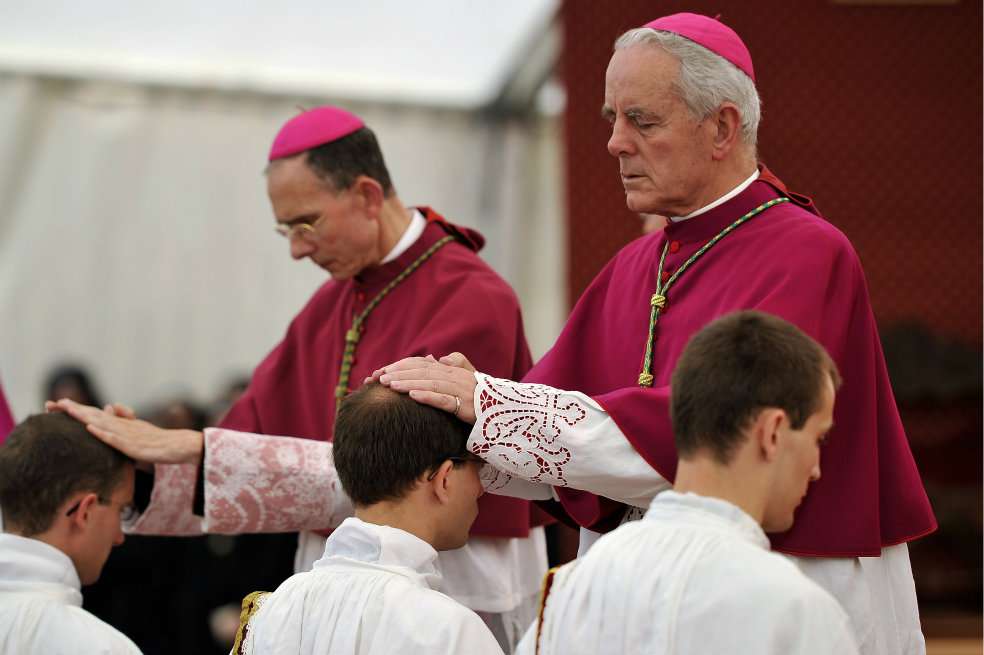 Foto tomada el 29 de junio de 2011 muestra a los sacerdotes recibiendo la bendición de los obispos de Bernard Tissier de Mallerais de Francia y Richard Williamson de Gran Bretaña durante la Misa de ordenación de la sociedad católica fundamentalista separatista de St Pío X, en Econe, Suiza occidental. /AFP