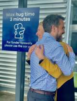 Aeropuerto de Nueva Zelanda impone límite de 3 minutos a los abrazos de despedida