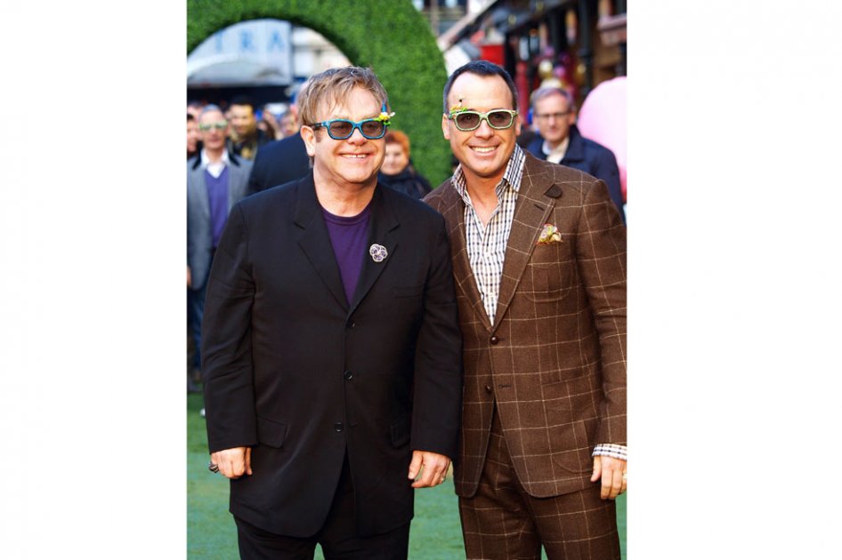 Elton John y su esposo David Furnish. / AFP