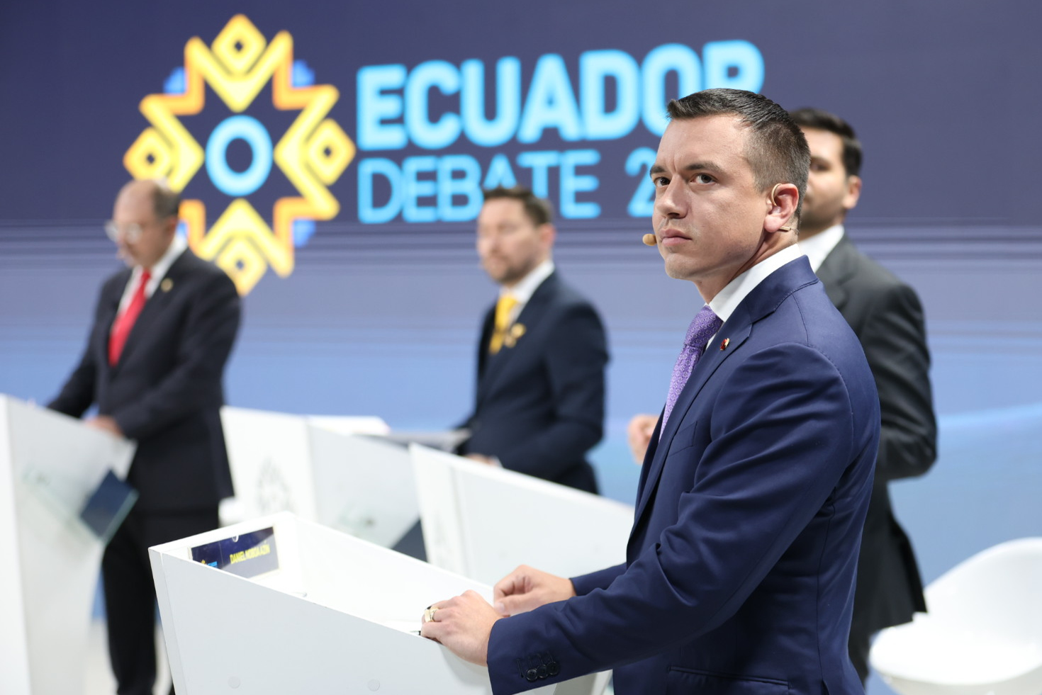 AME2611. QUITO (ECUADOR), 19/01/2025.- Fotografía cedida por el Consejo Nacional Electoral del candidato a la presidencia de Ecuador y actual mandatario, Daniel Noboa, del Partido Acción Democrática Nacional (ADN), durante un debate este domingo en las instalaciones del canal Ecuador Tv, en Quito (Ecuador). El presidente de Ecuador, Daniel Noboa, defendió los resultados de su corto periodo de gestión durante el debate electoral, en el que algunos contrincantes le culparon de la desaparición forzada y asesinato de cuatro menores y le achacaron también de las consecuencias económicas de los apagones registrados en los últimos meses de 2024. EFE/ Consejo Nacional Electoral / SOLO USO EDITORIAL/ SOLO DISPONIBLE PARA ILUSTRAR LA NOTICIA QUE ACOMPAÑA (CRÉDITO OBLIGATORIO)