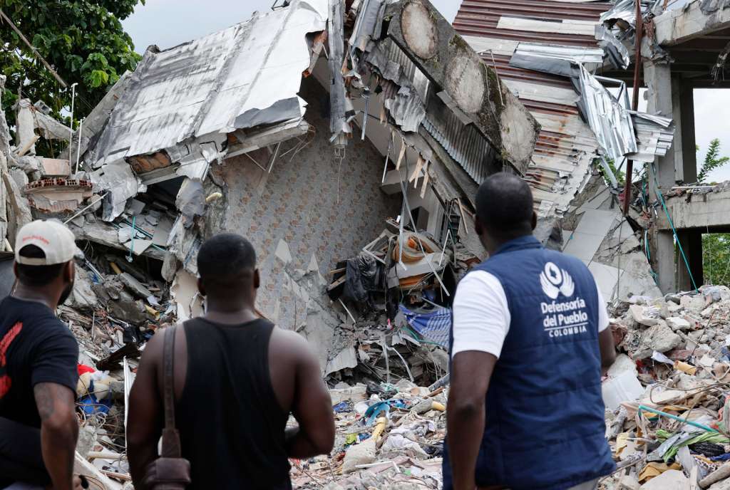 AME8684. QUIBDÓ (COLOMBIA), 12/08/2026.- Personas observan un edificio destruido por el terremoto este miércoles, en Quibdó, Chocó (Colombia). Durante un recorrido por los sectores afectados de Quibdó, capital del departamento del Chocó, en el que estuvo EFE, la defensora del Pueblo de Colombia, Iris Marín dijo que, aunque las autoridades locales dieron por finalizadas las labores de búsqueda y rescate, la emergencia entra ahora en una etapa en la que es necesario determinar con precisión el número de personas damnificadas y sus necesidades. EFE/ Mauricio Dueñas Castañeda