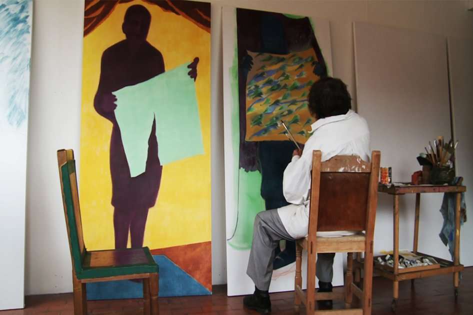 Entre el dolor y el humor : Beatriz González trabajando en su estudio. /Diego Garcia-Moreno