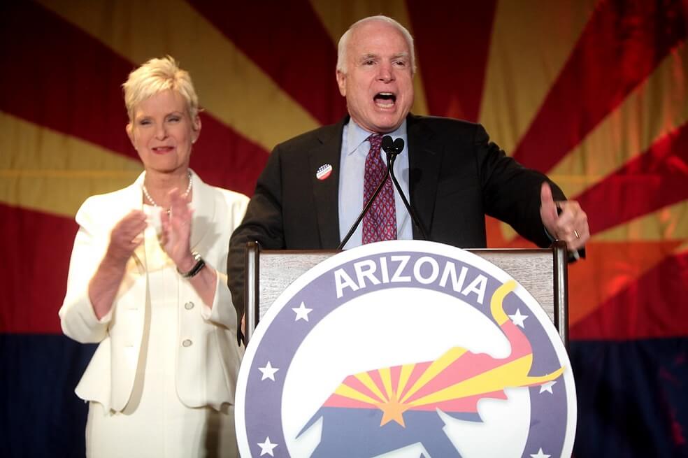 El senador estadounidense John McCain y su esposa Cindy McCain durante un discurso del Partido Republicano en Arizona, en 2014. / Wikimedia Commons