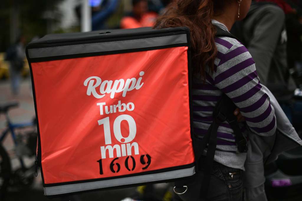 Domiciliarios que trabajan con la aplicación de Rappi se movilizaron por la carrera séptima, en contra de la vinculación contractual que propone la reforma laboral del Gobierno Nacional. Alegan que este cambio lo que contempla es una “contratación forzada” con la que no están de acuerdo.