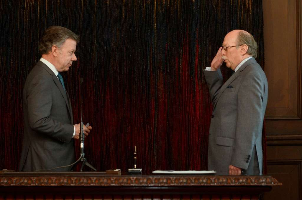 Camilo Reyes entra en reemplazo del saliente Juan Carlos Pinzón.  / Presidencia