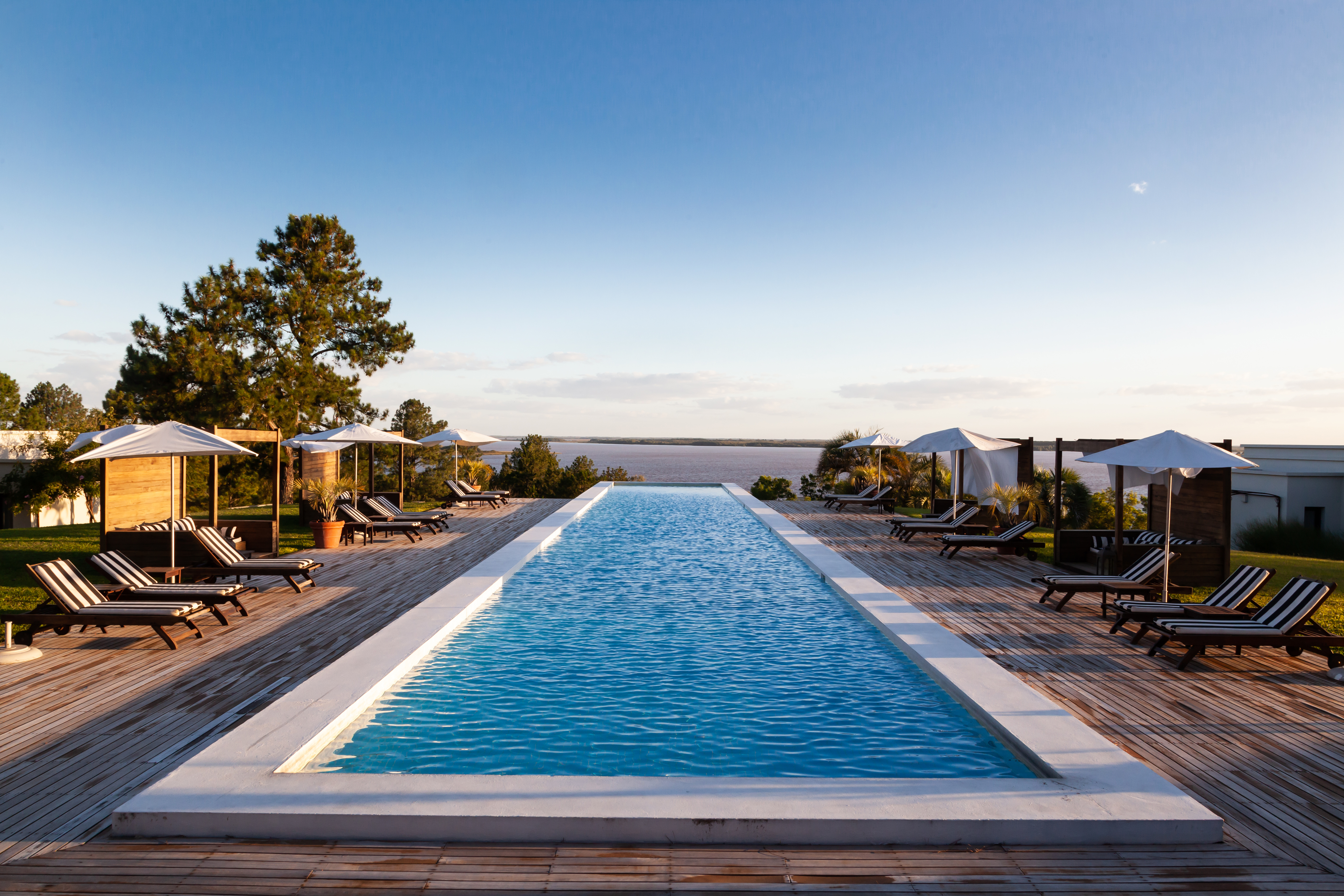 Casa-Chic Carmelo Club de Campo cuenta con sofisticados espacios de ocio: solárium, gimnasio, piscina panorámica, sala de juegos, entre otros.