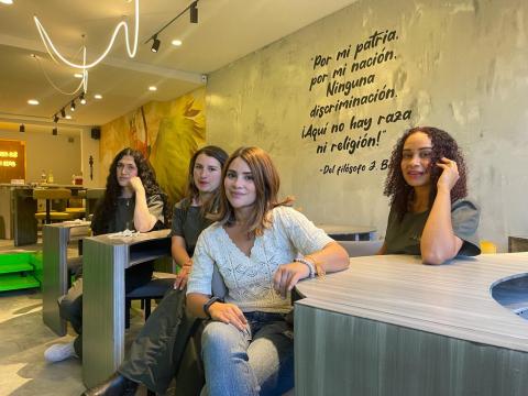 La emprendedora que, con un estudio inclusivo, logra plasmar “arte en las uñas”