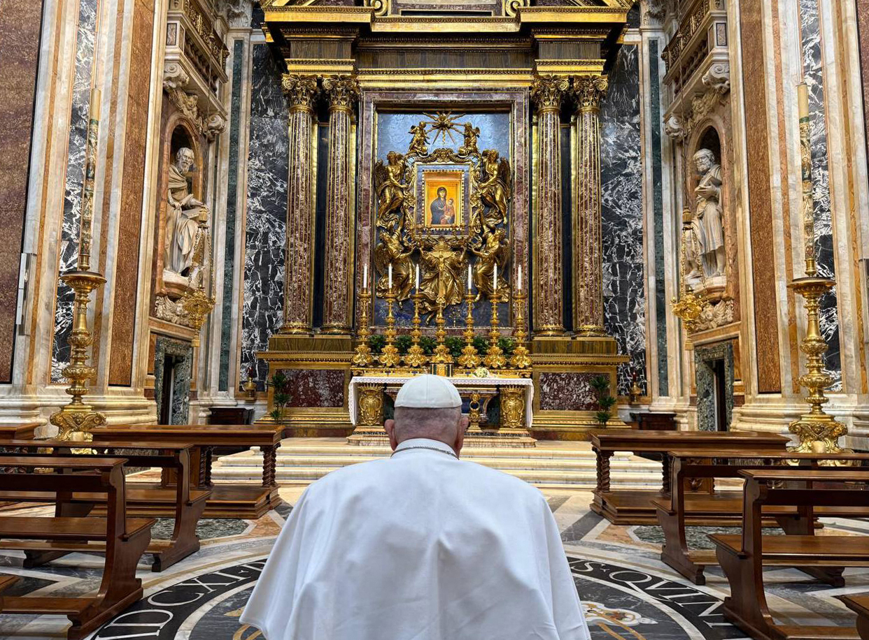 El papa Francisco rezando en la Basílica de Santa María la Mayor de Roma este 12 de abril.